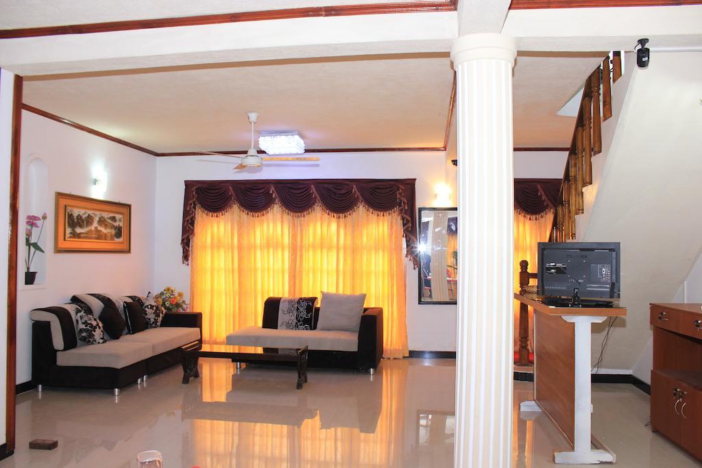 Guest Ryan Hotel คาตุนายากา ภายนอก รูปภาพ