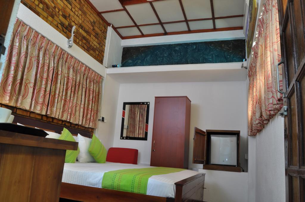 Guest Ryan Hotel คาตุนายากา ภายนอก รูปภาพ