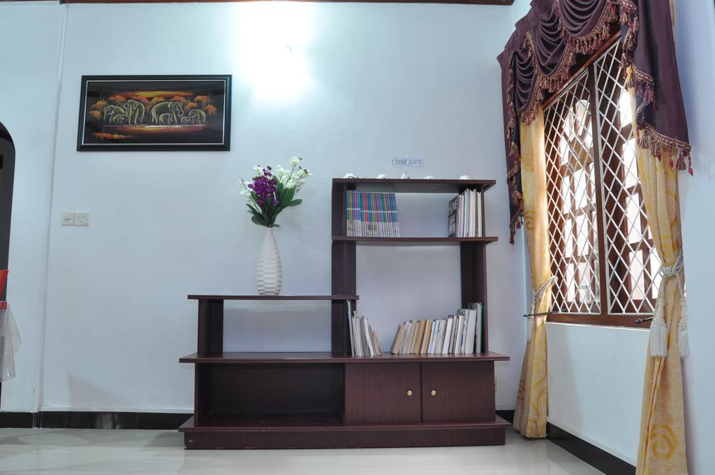 Guest Ryan Hotel คาตุนายากา ภายนอก รูปภาพ