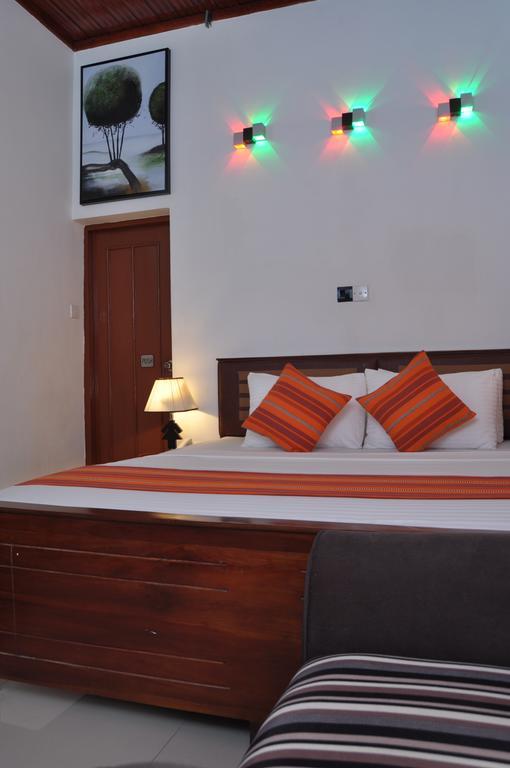 Guest Ryan Hotel คาตุนายากา ภายนอก รูปภาพ