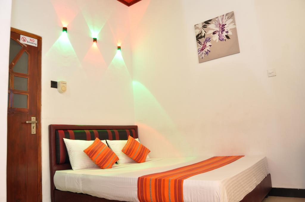 Guest Ryan Hotel คาตุนายากา ภายนอก รูปภาพ
