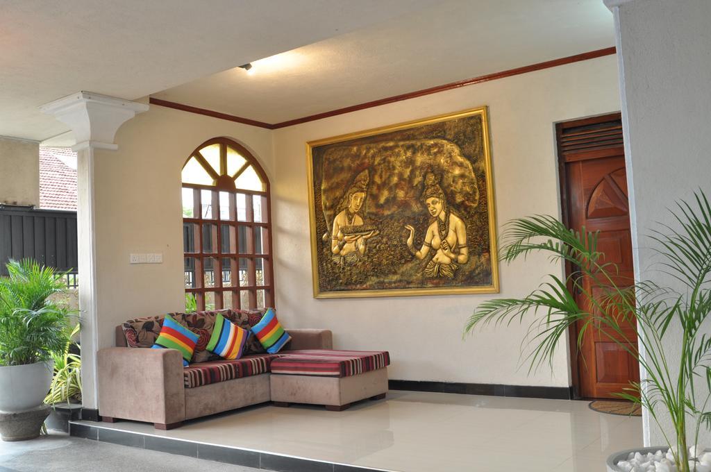 Guest Ryan Hotel คาตุนายากา ภายนอก รูปภาพ