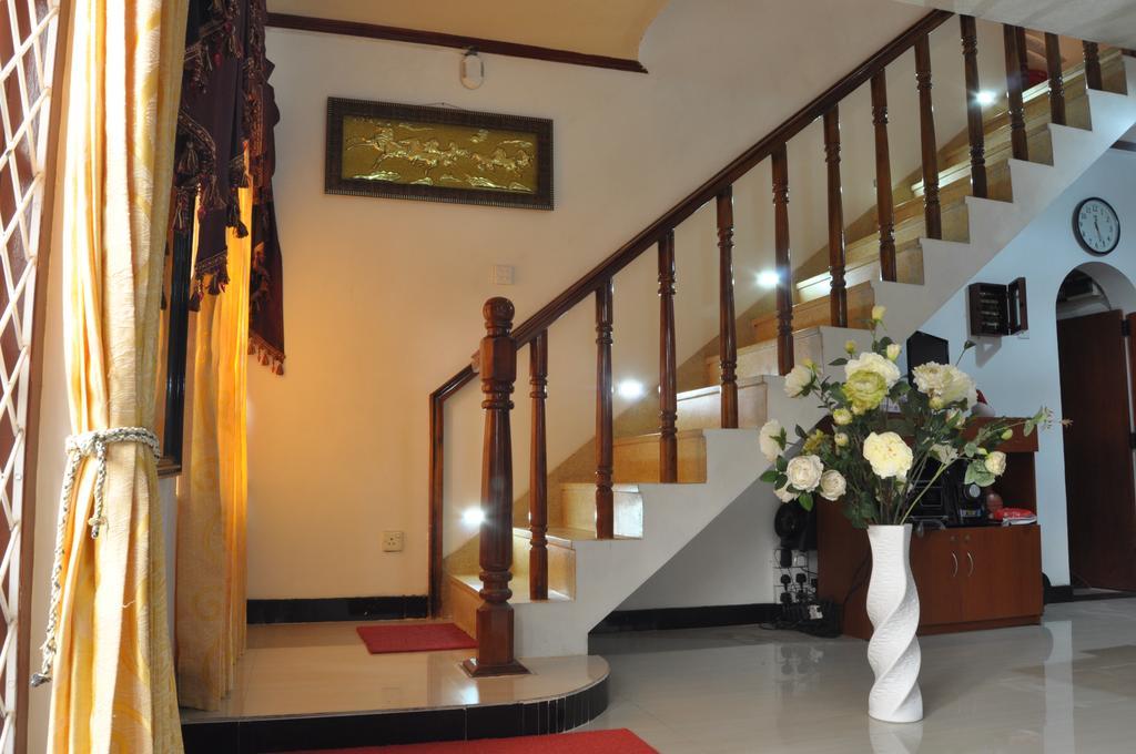 Guest Ryan Hotel คาตุนายากา ภายนอก รูปภาพ