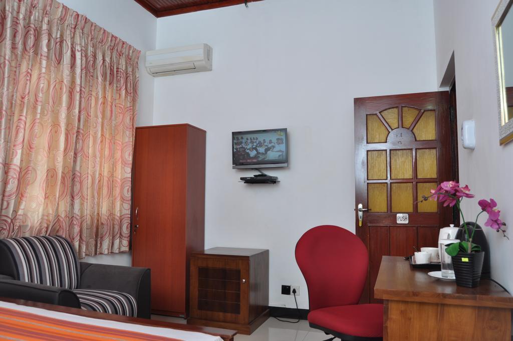 Guest Ryan Hotel คาตุนายากา ภายนอก รูปภาพ