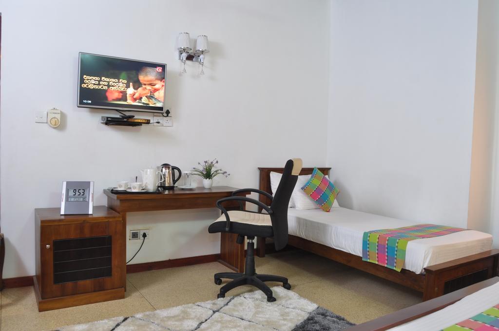 Guest Ryan Hotel คาตุนายากา ภายนอก รูปภาพ