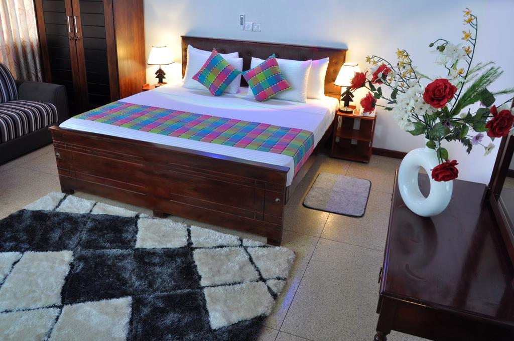 Guest Ryan Hotel คาตุนายากา ภายนอก รูปภาพ