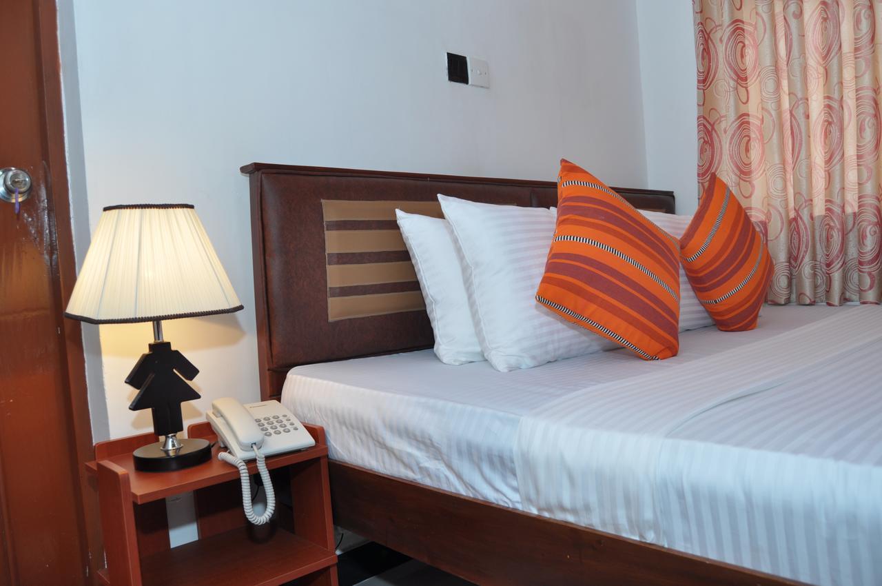 Guest Ryan Hotel คาตุนายากา ภายนอก รูปภาพ