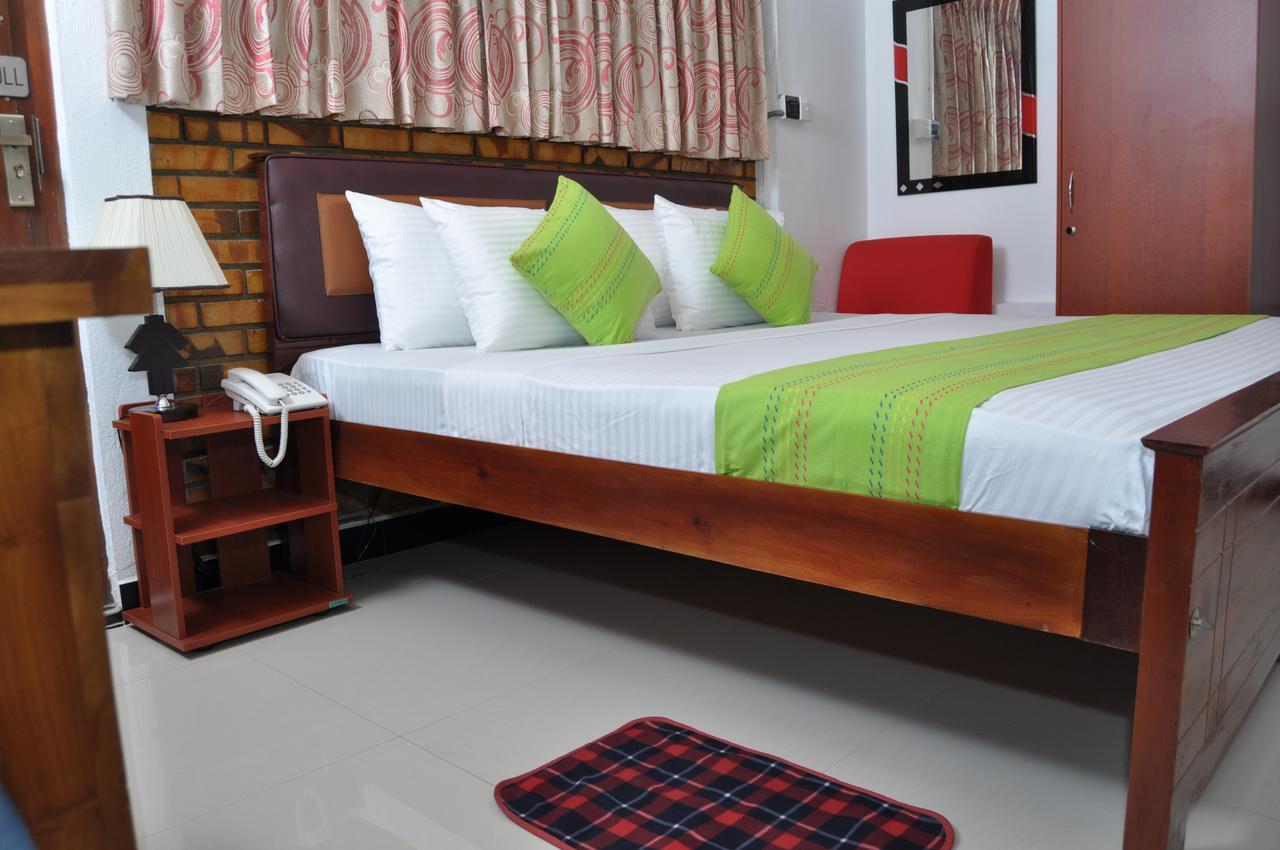 Guest Ryan Hotel คาตุนายากา ภายนอก รูปภาพ