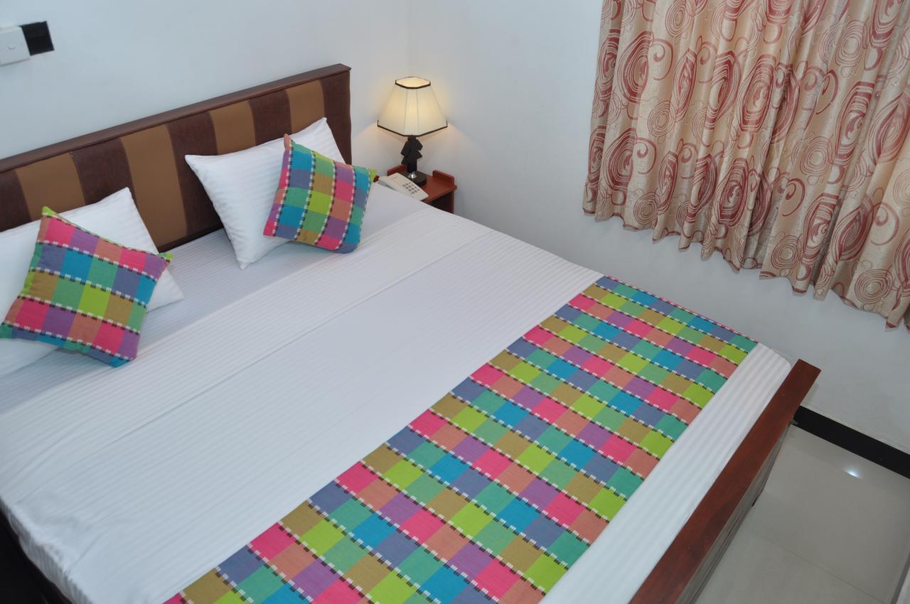 Guest Ryan Hotel คาตุนายากา ภายนอก รูปภาพ