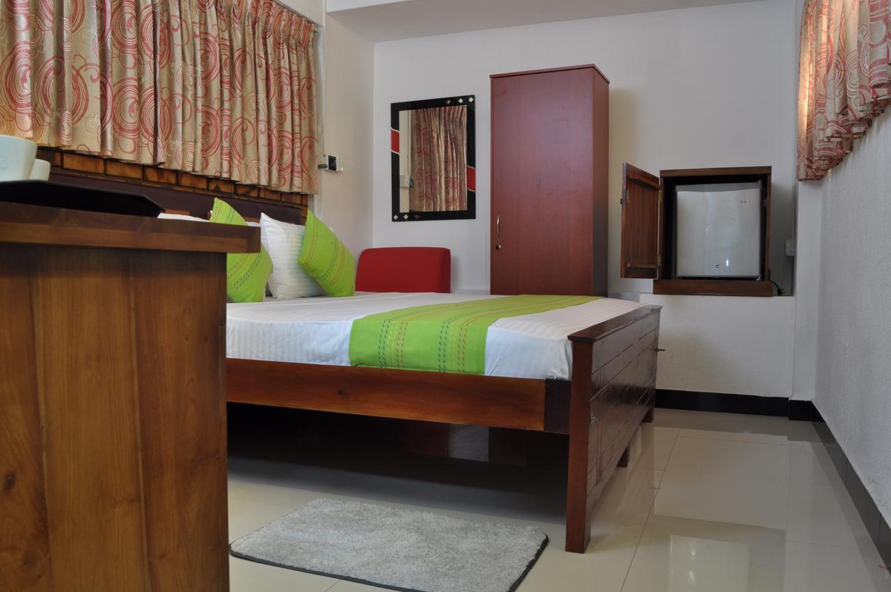Guest Ryan Hotel คาตุนายากา ภายนอก รูปภาพ