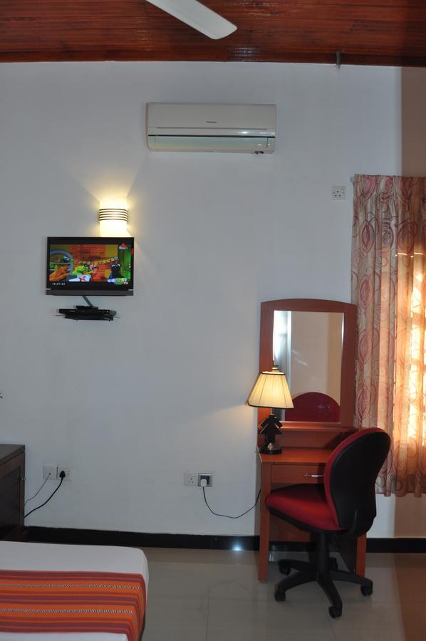 Guest Ryan Hotel คาตุนายากา ภายนอก รูปภาพ